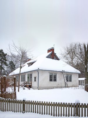 Amerikan villat rakennettiin Billnäsin ruukin työntekijöiden asunnoiksi 1910–20-luvulla. Talo oli vuosikymmeniä tyhjillään, ennen kuin siitä tuli Ann-Sofie Nordmanin ja Janne Romon perheen koti.