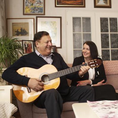 Henry Hedman johtaa seurakunnan kuoroa ja musisoi usein kotona puolisolleen. Sanna Hedman taas kirjoittaa Henrylle parisuhderunoja. "Olet tosi syvällinen ihminen", Henry kehuu Sannaa.