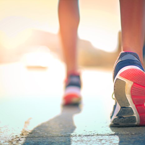 Terveyden kannalta askelia pitäisi kertyä joka päivä vähintään 10 000. Laskukaava kertoo, kuinka paljon se on kilometreissä.