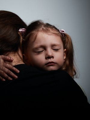 "Olen tehnyt äitinä väärin, mutta ollut myös hellä ja hyväksyvä. Toivon sen olevan tyttäreni vahvin lapsuudenmuisto äidistään", Maarit sanoo. Kuvituskuvan henkilöt eivät liity juttuun.