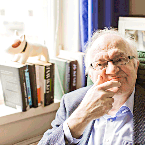 Jari Sinkkonen muistuttaa, ettei lapsi ole pienikokoinen aikuinen. "Lapsen pitää olla lyhytpinnainen ja hömelö ja leikkiä leikkejä, joissa ei ole järkeä."