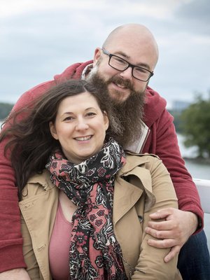 Mikko-Pekka Laine ja Kate Schütz tutustuivat 13 vuotta sitten, mutta parisuhteeseen he päätyivät vasta pitkän ystävyyden jälkeen. ”Pelotti, mitä ystävyydellemme tapahtuisi, jos parisuhde menisi mönkään.”