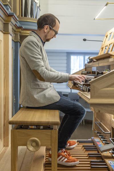 <macro_upleft> Kun Toni soittaa urkuja, soitossa on enemmän tulkintaa ja rentoutta kuin aiemmin. "Elämäni on balanssissa."