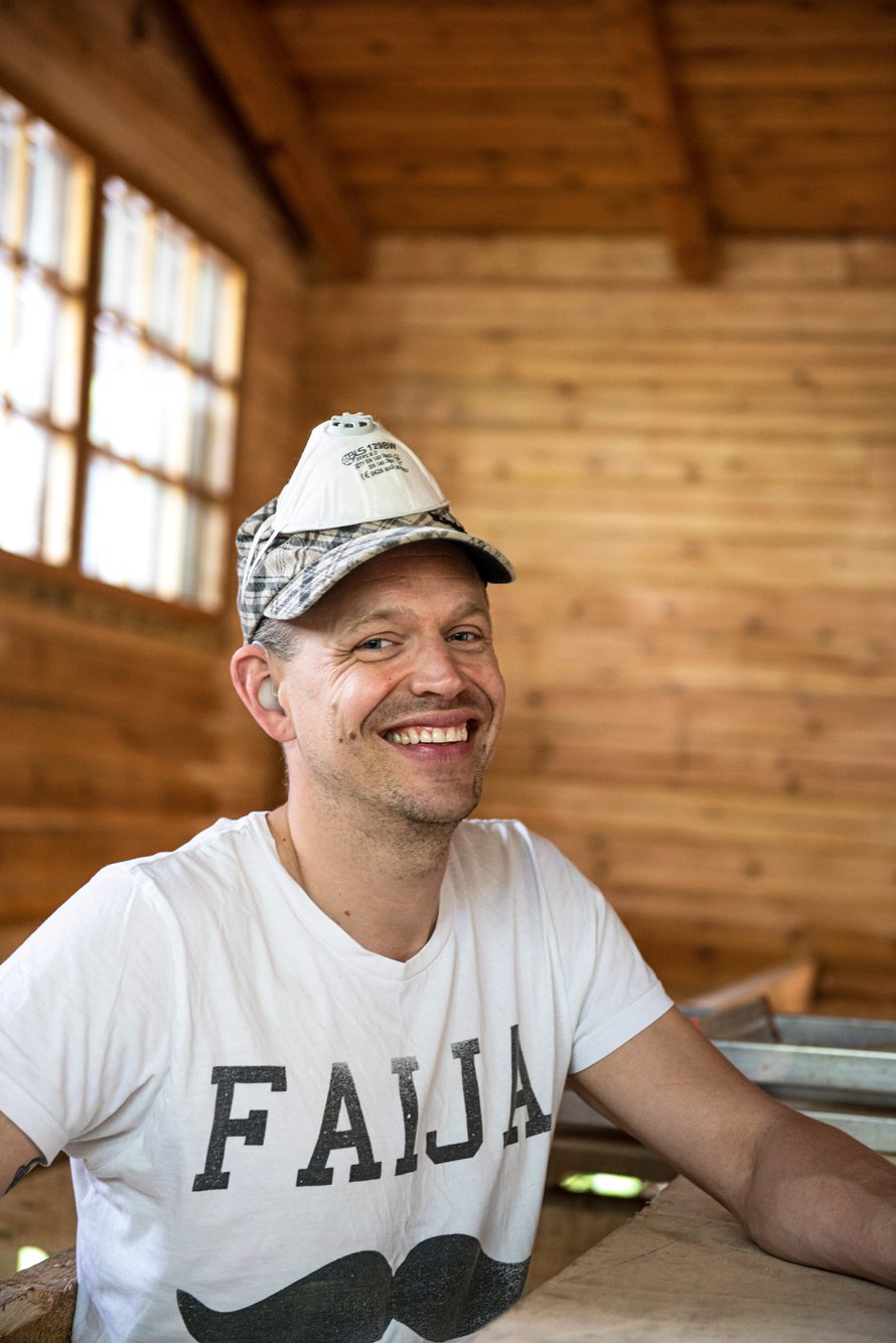 ”Yhden ominaisuuden perusteella ei kannata ajatella, että ihminen on tietynlainen. Ihmisissä on niin paljon puolia”, sanoo Signmark eli Marko Vuoriheimo. Hän räppää: Keep in mind: You deserve to shine. Pidä mielessäsi: Sinä ansaitset loistaa.