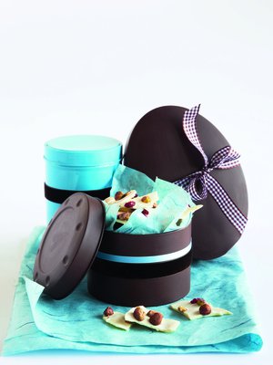 Pakkaa suklaaherkut vanhoihin maalattuihin peltirasioihin ja koristele ne nauhoilla.