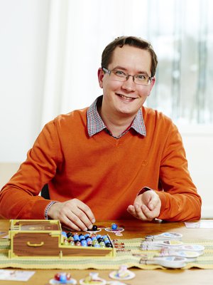 Tero Hyötyläinen on laskenut, että hänellä on lautapelejä noin 3200 euron arvosta.