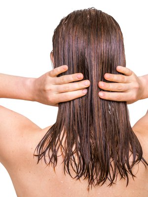 Silkkisen kiiltävät hiukset saat, kun peset ne normaalisti sampoolla, käytät haaleaa vettä ja huuhtelet viimeiseksi niin kylmällä kuin uskallat.