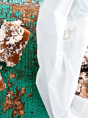 Tarjoa vanhan ajan toffeet rapisevasta paperipussista.