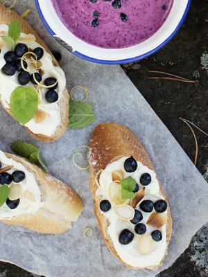 Kiireessä voit käyttää leipästen levitteenä valmista sitruunatuorejuustoa.