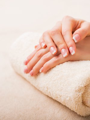 Kotimanikyyriin tarvitset ainakin viilan, lakkaa ja kynsinauhaöljyä.