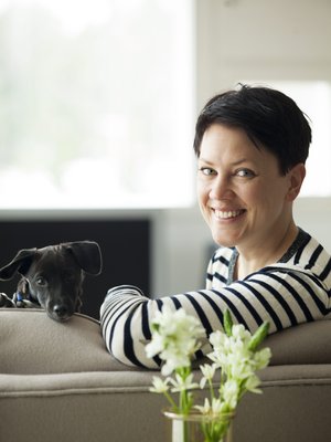 Sopraano Mari Palo esiintyy Helsingin Huvila-teltan Brunssikonsertissa 27.8.2017. Vieressä poseeraa sekarotuinen Kauno.