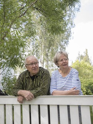 Seppo on jo eläkkeellä, Liisa vasta totuttelee. ”Seuraelämämme on hirveän hiljaista. Viihdymme niin hyvin kahdestaan”, Liisa sanoo.