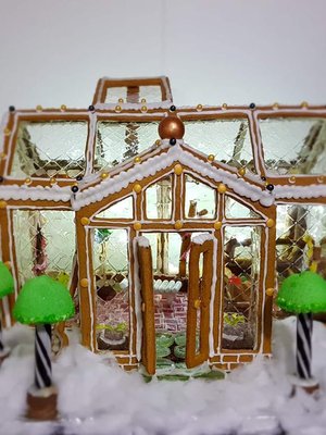 ”Tänä vuonna tein vähän erilaisen talon. Näin netissä kuvan piparkakkukasvihuoneesta, ja sellainenhan oli sitten väkerrettävä.” – Anna Emilia