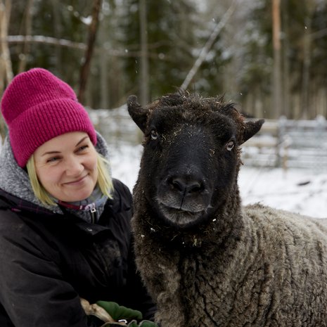 Piia Anttonen ja Vito. Piia perusti eläinsuojelukeskus Tuulispään 12 vuotta sitten. Hänelle työn palkinto on eläinyksilöiden auttaminen. ”Erityisen palkitsevaa on, kun joku kertoo, että oma ajatustapa eläimiä kohtaan on muuttunut Tuulispään myötä.”