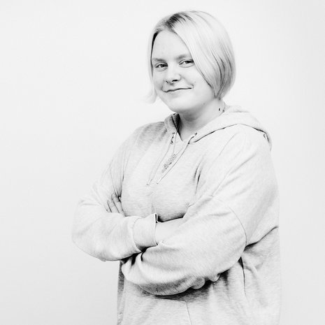 Eerika Vahe, 16, asuu Tampereella isänsä, äitipuolensa ja kahden sisaruspuolensa kanssa. Hän opiskelee liiketalouden perustutkintoa. Jonain päivänä Eerika haluaa asua omassa kodissa, jossa on paljon koiria. 