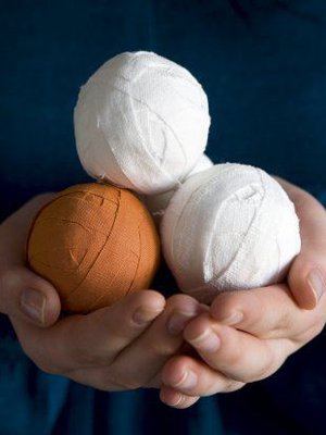 Kieputa valkoisten sekaan värikäs yllätyspallo!