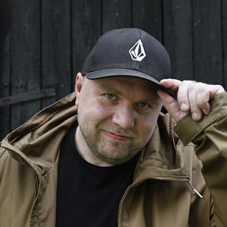 Markus Raivio on Kulttuurin ja hyvinvoinnin liiton Kukunorin toiminnanjohtaja, joka haluaa auttaa nuoria aikuisia saamaan elämästä ja unelmista kiinni. Markus ajattelee, että mielenterveysongelmista kärsivien toipumisessa ei ole kyse siitä, onko sairas vai terve, vaan enemmänkin siitä, mitä tekee sairaudesta huolimatta. Siitä, että näkee huomisessa toivoa pelkän toivottomuuden sijaan.