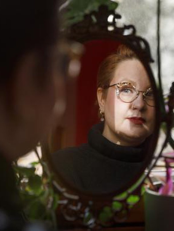 Emmi on puhunut lastensa kanssa vanhoista teksteistään. ”Olen sanonut, että olen mokannut ja se on tehnyt minut surulliseksi. Olemme puhuneet siitä, että virheistä voi oppia.” 