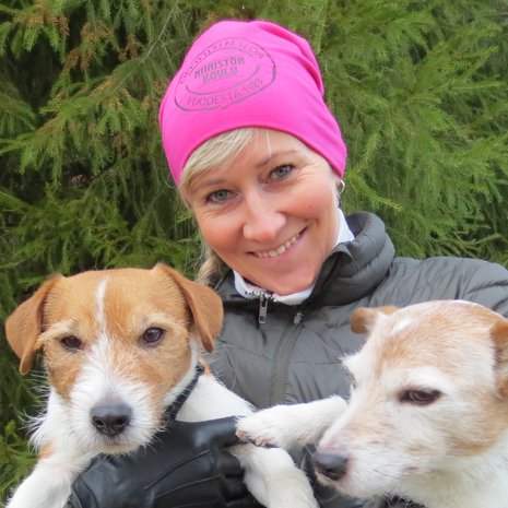 Pauliina Laine viihtyy koiriensa Hurrin (vas.) ja Hipun kanssa.