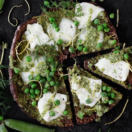 Grillattu ruisleipä on täydellistä, varsinkin kun makua täydentää tilli.