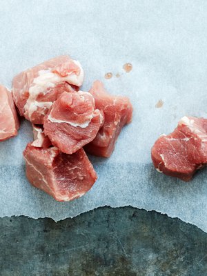 Tunnetko lihapotin, sakkolanpaistin ja ruukkupaistin? Kaikki ovat samaa, pitkään kypsytettyä lihapataa. Karjalassa sille oli oma nimi joka pitäjässä.