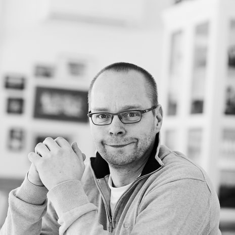 Roope Lipasti on 50-vuotias kirjailija, kolumnisti ja toimittaja. Asuu Liedossa. Perheeseen kuuluvat vaimo ja neljä lasta. Roope on kirjoittanut useita kirjoja sekä lapsille että aikuisille.