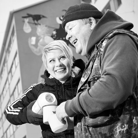 Kun avustustyötä tehdään ulkona, on syytä pysyä lämpimänä. Sini tarjoaa Heikki-isälleen kahvit Helsingin Kalliossa.