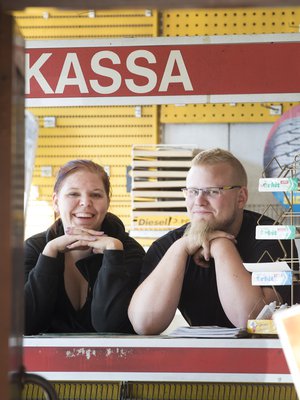 Matilda Strömman ja Ati Aro elävät kuin Tankki täyteen -tv-sarjan kulisseissa.