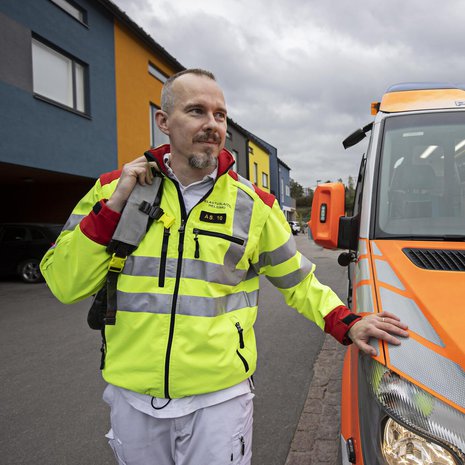 Ensihoitaja ja pelastaja Amos Roselius työskentelee Malmin pelastuslaitoksella Helsingissä. Yhden vuoronsa aikana hän työskentelee 12 tuntia ambulanssissa ja 12 tuntia paloautossa. Sen jälkeen on kolmen vuorokauden vapaa.