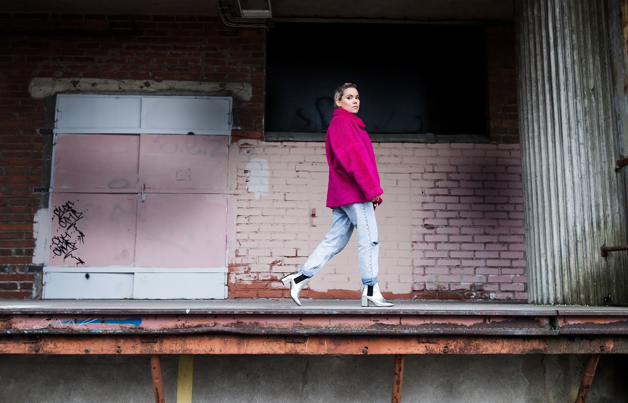 Sara Melleri oli Teatterikorkeakoulun pääsykokeissa, kun hänen isänsä Arto Melleri kuoli. Sara selvitti kokeet surusta huolimatta ja pääsi opiskelemaan. ”Varmaan sitä vain halusi kouluun ja teki parhaansa. Olen tiennyt hyvin pienestä saakka, että haluan näyttelijäksi.”