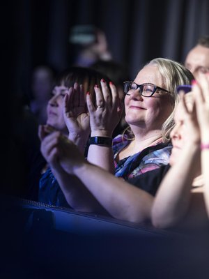 50-vuotias farmaseutti Sirpa Mannonen asuu Kirkkonummella. Perheeseen kuuluvat puoliso Kalle sekä pojat Ville, 23, Tuomas, 20, ja Santeri, 17. Sirpan avaimenperässä lukee kulturtant, ja hän käy pystypäin kulttuuritätinä teatterissa, taidenäyttelyissä ja museoissa. Keikoilla hän on myös pystykäsin.