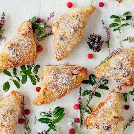 Suolainen juusto ja kirpeä karpalo saavat toisistaan täydellisen parin rapeissa voitaikinakolmioissa.