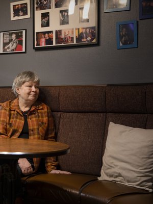 Tämä oli Antti Raivion kantabaarin kantapöytä. Nyt siinä istuu Antin isosisko Pirkko Roihu. ”Antin kuoleman jälkeen tulin tänne juomaan Coca-Colaa ja muistelemaan veljeäni. Se lohdutti surussani.”