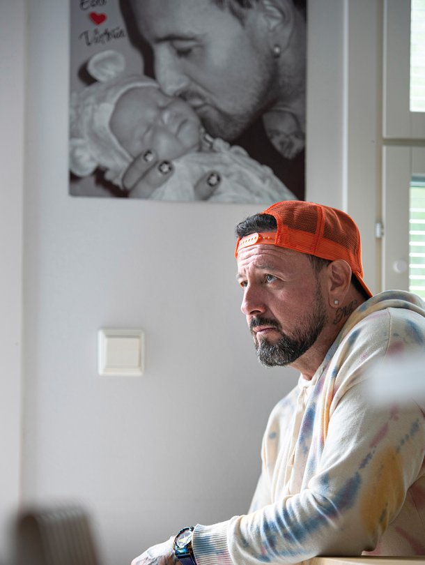 47-vuotias radiojuontaja asuu Espoossa. Vuoroviikoin hänen kanssaan asuu tytär Victoria, 11. ”En halua enää ikinä käydä läpi perheen hajoamista. Viime aikoina epäonnistumisen pelko on pienentynyt, vaikka se on aina mukana.”