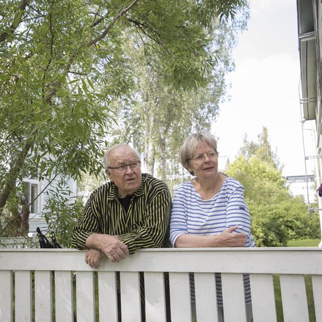 Seppo on jo eläkkeellä, Liisa vasta totuttelee. ”Seuraelämämme on hirveän hiljaista. Viihdymme niin hyvin kahdestaan”, Liisa sanoo.