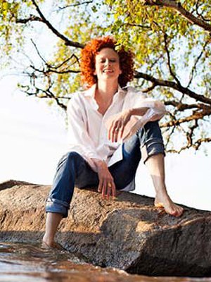 Metsähallituksen kansallispuistokummi ja entinen valokuvamalli Saimi Hoyer asuu perheineen Punkaharjulla. Perheeseen kuuluvat mies Thomas ja lapset Kaspar ja Hektor.