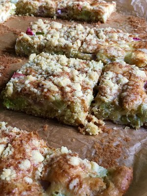 Tämä raparperipiirakka katoaa pelliltä nopeasti.