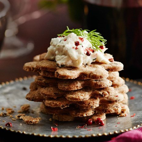 Jouluhauki tarjotaan tahnana rukiisten keksien päältä. Maistuu hyvältä ympäri vuoden.