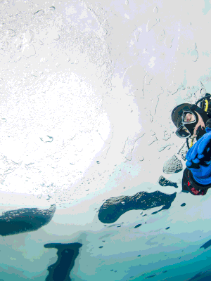 Turvaköysi yhdistää­ jään alla sukeltavan­ Pälvin aina avannon­ reunalla olevaan kumppaniin. 