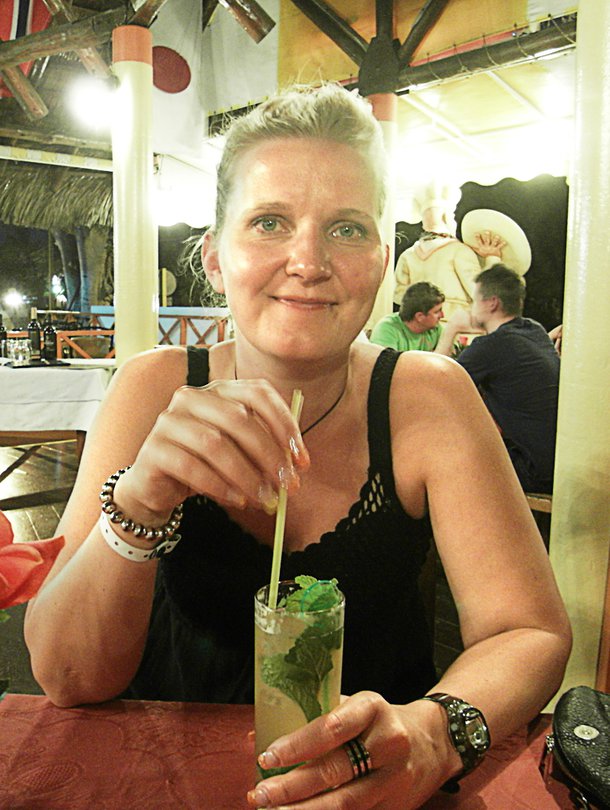 Pisin aika, jonka Anneli Husso on ollut reissaamatta, oli 12 kuukautta. Varaderon rantaravintolassa hän nautti aidon kuubalaisen mojiton.