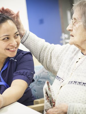 Hymyilevästä Charitysta on tullut hoitaja, jonka moni asukkaista haluaisi omia itselleen.