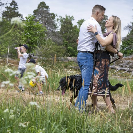 Johanna ja Jan-Henry Stenberg haluavat olla toistensa iholla. ”Toisen koskeminen on parisuhteen liimaa, ja suuteleminen on superliimaa”, Johanna sanoo.