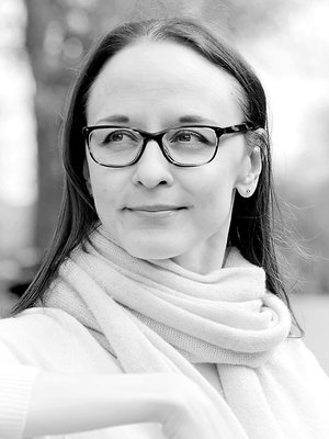 Henrietta Grönlund on 39-vuotias HelsinkiMission kansalaistoiminnan johtaja. Nuorena hän vastusti eläinkokeita. Hänen sisällään asuu pieni punktyttö.