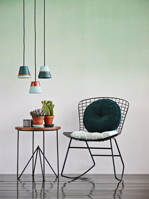 Kuparikantaiset lampunpidikkeet 14,99 e, Claes Ohlsson. Benton-pöytä 190 e, Plootu. Samettityynyt 27,90 e, Jotex, ja 9,90 e, H&M. Ulricehamn-keinutuoli 109 e, Jotex. Ernani-tapetti Designers Guild. Kuvan ruukut maalattiin Tikkurilan puolihimmeillä vihreän sävyillä M442 ja J442 sekä Taika-kuparimaalilla.