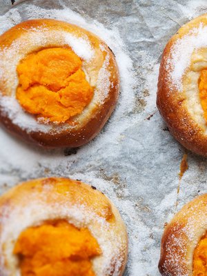 Kansa jakautuu niihin, jotka tykkäävät enemmän pullan mehevästä täytteestä, ja niihin, jotka rakastavat sokerikuorrutettua reunusta. Molempi parempi!