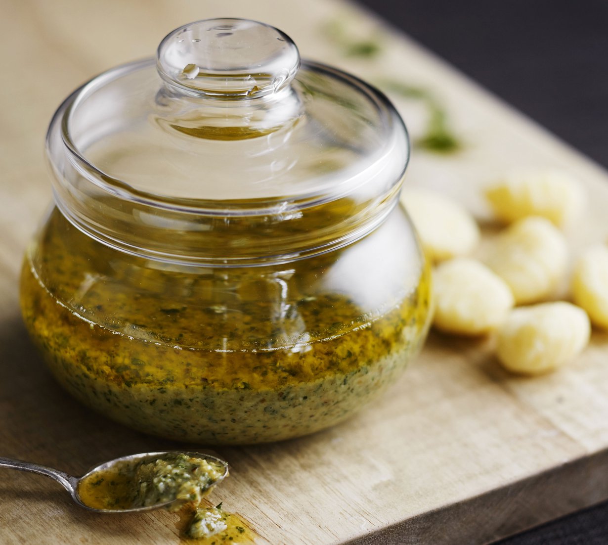 Säilytä pesto lasitölkissä jääkaapissa. Kaada peston päälle muutama sentti oliiviöljyä, jotta pesto ei joudu tekemisiin ilman kanssa.