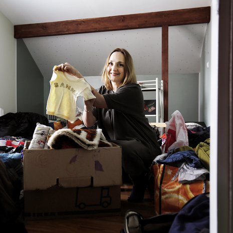 Viikko paluumuuton jälkeen osa vaatteista on vielä muovikasseissa ja jätesäkeissä. Homeen haju lähti Sanna Stellanin lapsuusajan paidasta kahdessa 60-asteisessa pesussa.