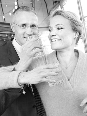 Psykoterapeutti Maaret Kallio, 40, asuu puolisonsa ja kahden lapsensa kanssa Espoossa, jossa myös hänen veljensä, kyberturvallisuuden professori Jarno Limnéll, 44, perheineen asuu. ”Jarnoa tapaan lähinnä perhejuhlissa. Suvun kesken hän ei luennoi töistään vaan ryönää lasten ja koirien kanssa lattialla.”