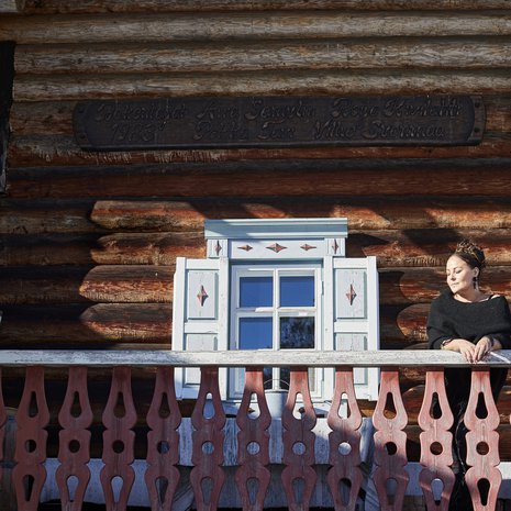 Kun pilvisenä päivänä pilkahti aurinko, Aira Samulin huomasi sen. Kiti Samulinkin huomaa. ”Olen samanlainen kuin mummo myös siinä, että kun näkyy jokin ihana kukkanen, suurin piirtein pitää auto pysäyttää moottoritiellä.”