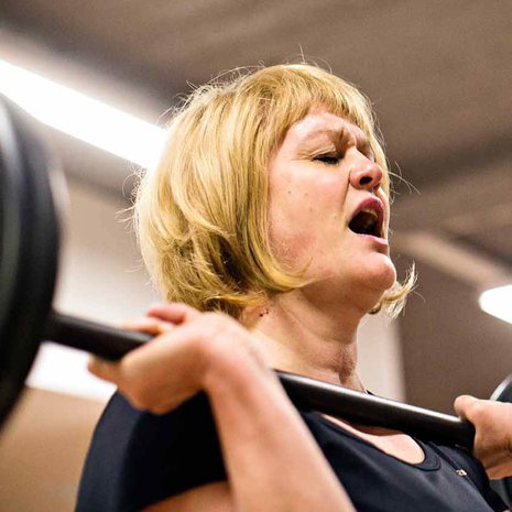 Hiit-treenin hurahtanut Liisa Kukkola levytangon kimpussa.